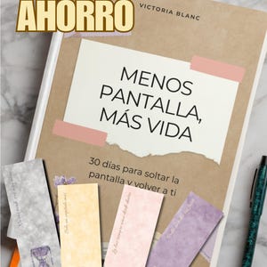 Puede incluir: Un libro titulado MENOS PANTALLA, MÁS VIDA de Victoria Blanc con cubierta marrón, junto a cuatro marcapáginas rectangulares en gris, amarillo, rosa y morado. Los marcapáginas muestran ilustraciones de un reloj de arena, libros, un sol y una luna.