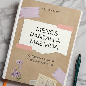 Puede incluir: Un cuaderno color canela con lomo blanco y marcapáginas de cinta naranja. La portada incluye el texto "VICTORIA BLANC", "MENOS PANTALLA, MÁS VIDA" y "30 días para soltar la pantalla y volver a ti", decorado con cinta morada, cinta rosa, una ilustración floral y un recorte de periódico.