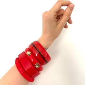 Vintage red  bracelet vintage jewellery   40 s, 50 s style bangles-vintage carved ,bakelite inspired reproduction,fakelite bangles