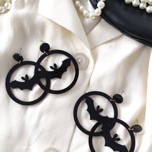 Okrągłe czarne nietoperze kolczyki halloweenowe biżuteria vintage kolczyki nietoperz rockabilly pinup gotycka biżuteria biżuteria wampirów