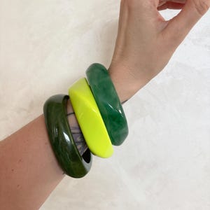 Green vintage  bracelet vintage jewellery   40 s, 50 s style bangles-vintage carved ,bakelite inspired reproduction,fakelite bangles