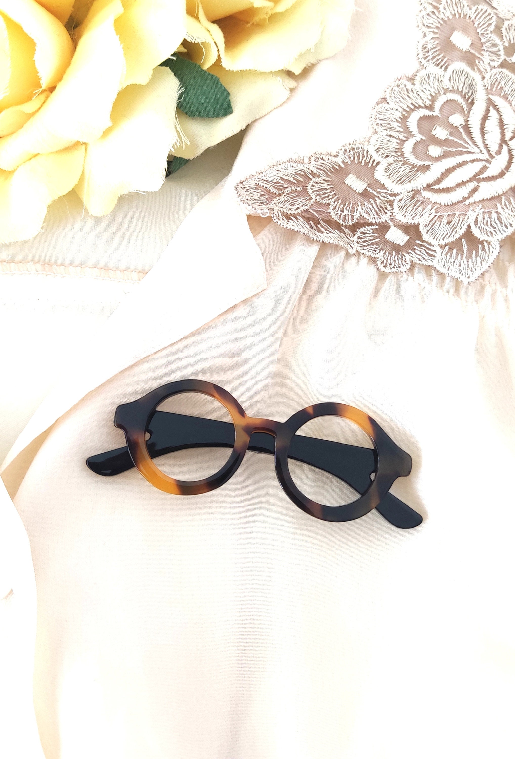 Dame chic en écharpe et broche à lunettes épingle de fille de - France