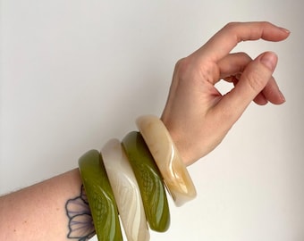 Green  and ecru  vintage  bracelet vintage jewellery   40 s, 50 s style bangles-vintage carved ,bakelite inspired reproduction,fakelite