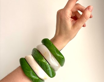 Green  and ecru  vintage  bracelet vintage jewellery   40 s, 50 s style bangles-vintage carved ,bakelite inspired reproduction,fakelite