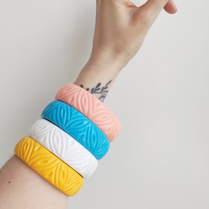 Vintage bakelie bangles vintage jewellery   40 s, 50 s style bangles-vintage carved ,bakelite inspired reproduction,fakelite bangles