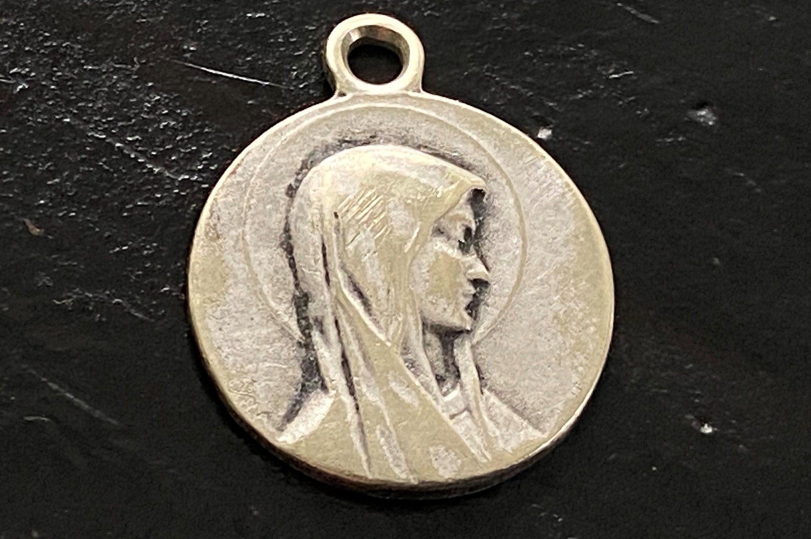 Vintage Petite Médaille Religieuse NotreDame de Lourdes Etsy France Vintage Petite Médaille Religieuse NotreDame de Lourdes Etsy France