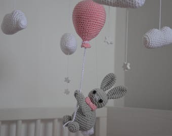 Bébé mobile lapin sur le ballon, mobile lit bébé, décor de crèche, cadeau bébé, mobile fait à la main, bébé au crochet mobile, bébé fille, chambre de pépinière