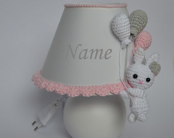Lampe bébé personnalisée, Lampe bébé rose et grise, Lampe au crochet de chambre d’enfant, Abat-jour de chambre d’enfant, Fait à la main, lampe de table, décor de chambre d’enfant