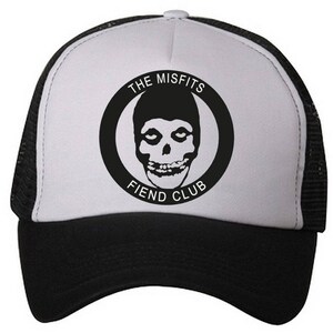 Może przedstawiać: Czarno-biała czapka trucker z białym panelem przednim i czarną siatką z tyłu. Panel przedni zawiera czarno-białe logo z tekstem "THE MISFITS FIEND CLUB" i grafiką czaszki.