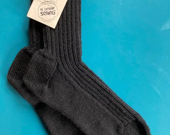 Handgestrickte Socken schwarz