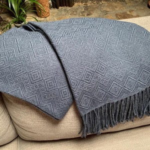 Jeté fait main de luxe en alpaga. Tissé à la main. 52 x 63 po. Bleu acier. Hypoallergénique. régule la chaleur. Excellente idée cadeau.