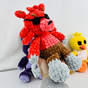 Modello all&#39;uncinetto per la pizzeria animatronica Foxy Low Sew