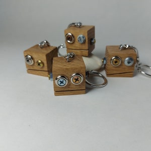 Brelok z recyklingowanym robotem