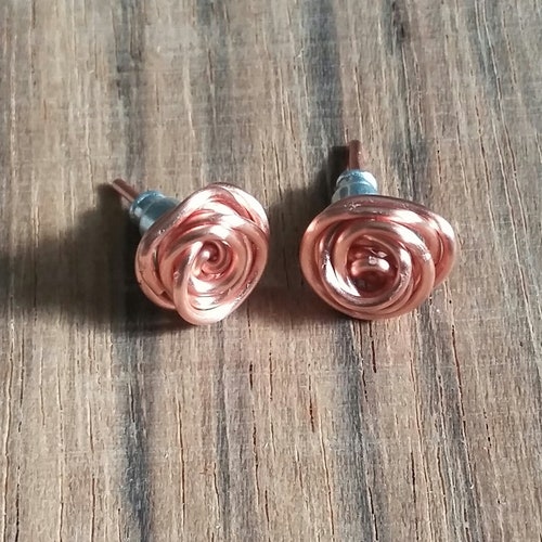 Saashi Copper Horse Shoe Stud Earrings - Hypoallergenic Posts