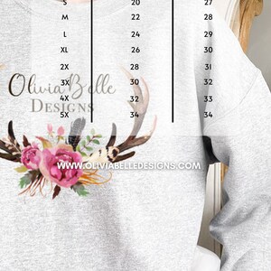 Puede incluir: Una tabla de tallas para sudaderas con medidas en pulgadas. La tabla muestra el ancho y la longitud de las sudaderas en las tallas S, M, L, XL, 2X, 3X, 4X y 5X. La tabla est&aacute; impresa en una sudadera gris con un dise&ntilde;o floral y el texto "Olivia Belle Designs" y "www.oliviabelledesigns.com".
