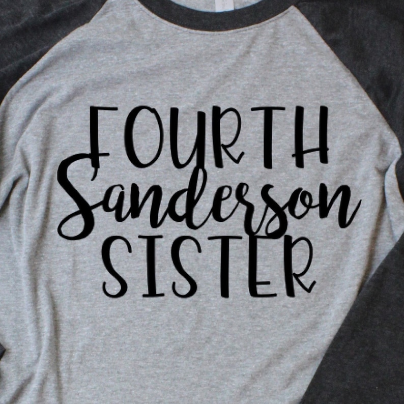 Puede incluir: Una camiseta de manga raglan gris y negra con el texto "FOURTH Sanderson SISTER" impreso en negro.