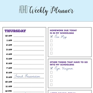 K&ouml;nnte beinhalten: Ein Wochenplaner mit der violetten &Uuml;berschrift "THURSDAY" und einer Checkliste f&uuml;r Hausaufgaben und andere Dinge, die zur Schule mitgebracht werden m&uuml;ssen. Die Checkliste enth&auml;lt Dinge wie "School Map" und "Gym Uniform".