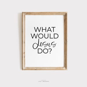 Pode incluir: Uma impressão emoldurada com o texto "WHAT WOULD Jesus DO?" em letras pretas sobre fundo branco. A moldura é de madeira clara.