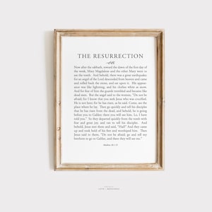 Puede incluir: Una impresión de arte de pared imprimible en blanco y negro con una cita de la Biblia sobre la resurrección de Jesucristo. El texto dice "La Resurrección" e incluye la referencia bíblica Mateo 28:1-10.