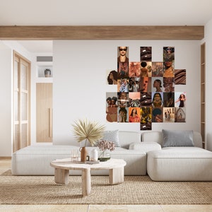 Op de afbeelding: Een moderne woonkamer met een neutraal kleurenpalet, met een grote hoekbank, een ronde houten salontafel en een wandcollage van foto's. De collage toont verschillende afbeeldingen met een focus op schoonheid en mode, in bruin- en beigetinten.