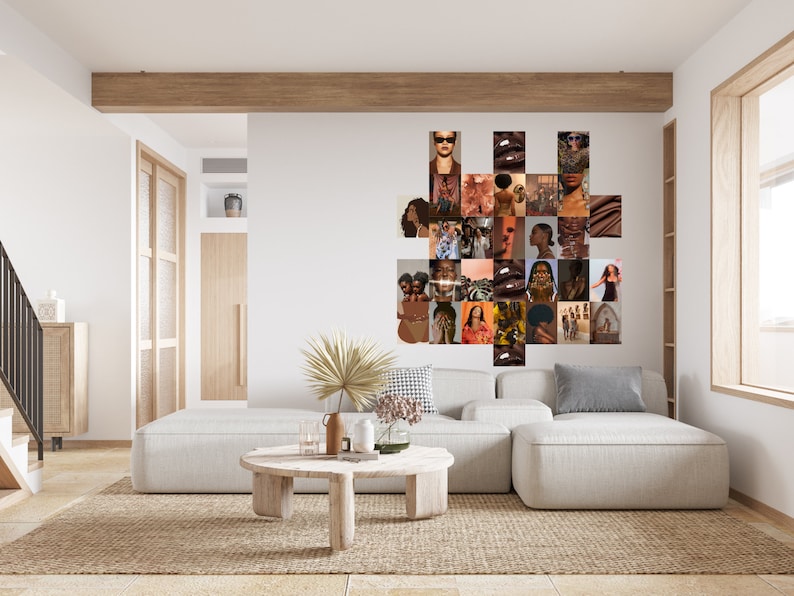 Op de afbeelding: Een moderne woonkamer met een neutraal kleurenpalet, met een grote hoekbank, een ronde houten salontafel en een wandcollage van foto's. De collage toont verschillende afbeeldingen met een focus op schoonheid en mode, in bruin- en beigetinten.