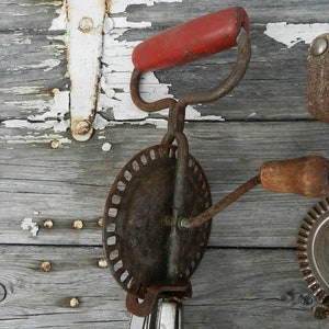RED ViNTAGE EGG BEATER