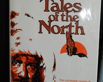 Op de afbeelding: Boekomslag voor "Tales of the North" van Jack London. De omslag toont een illustratie van een man in een bont gevoerde capuchon, een wolf en een zonsondergang. Het boek bevat de complete romans "White Fang", "The Sea-Wolf", "The Call of the Wild" en "Cruise of the Dazzler", plus 15 korte verhalen.