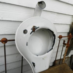 RuSTY CRuStY ANTIQUE ENAMELWARE BEDPAN