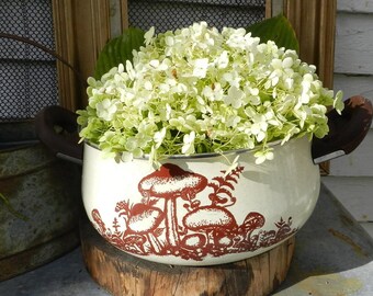 ViNTAGE ENAMELWArE MUSHR00M P0T/N0 LiD/9.5" DIAM. + HANDLeS/ REC0MMENDED UsE As PLaNTER