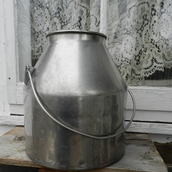 STAINLESS STEEL TRANSP0RT PAIL/RUSTiC FARMH0USE/TUrN 0F THe CENTuRY