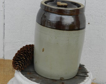 ANTIQUE STORAGE JAR/Pottery