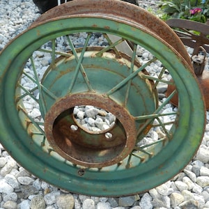ANTIQUE GREEN WHEEL