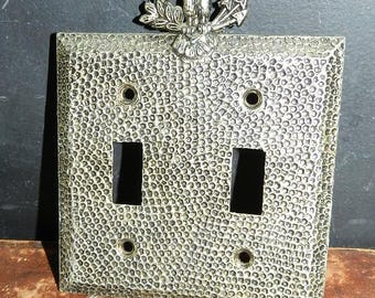 ViNTAGE PATRI0TIC EAGLE D0UBLE LiGHT SWiTCH C0VER/HAMMeRED BRaSS T0NE MeTAL/ED MAR 90/LiSTING F0R 0NE