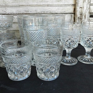 Könnte beinhalten: Ein Set aus acht klaren Glasbechern mit Diamantmuster. Das Set enthält einen Krug, vier Becher und drei Stielgläser.