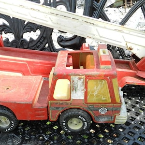 ViNTAGE FiRETRUCK/NYLiNT/61108-5491/AERiAL H00K N LADDER/PRESSED STEEL