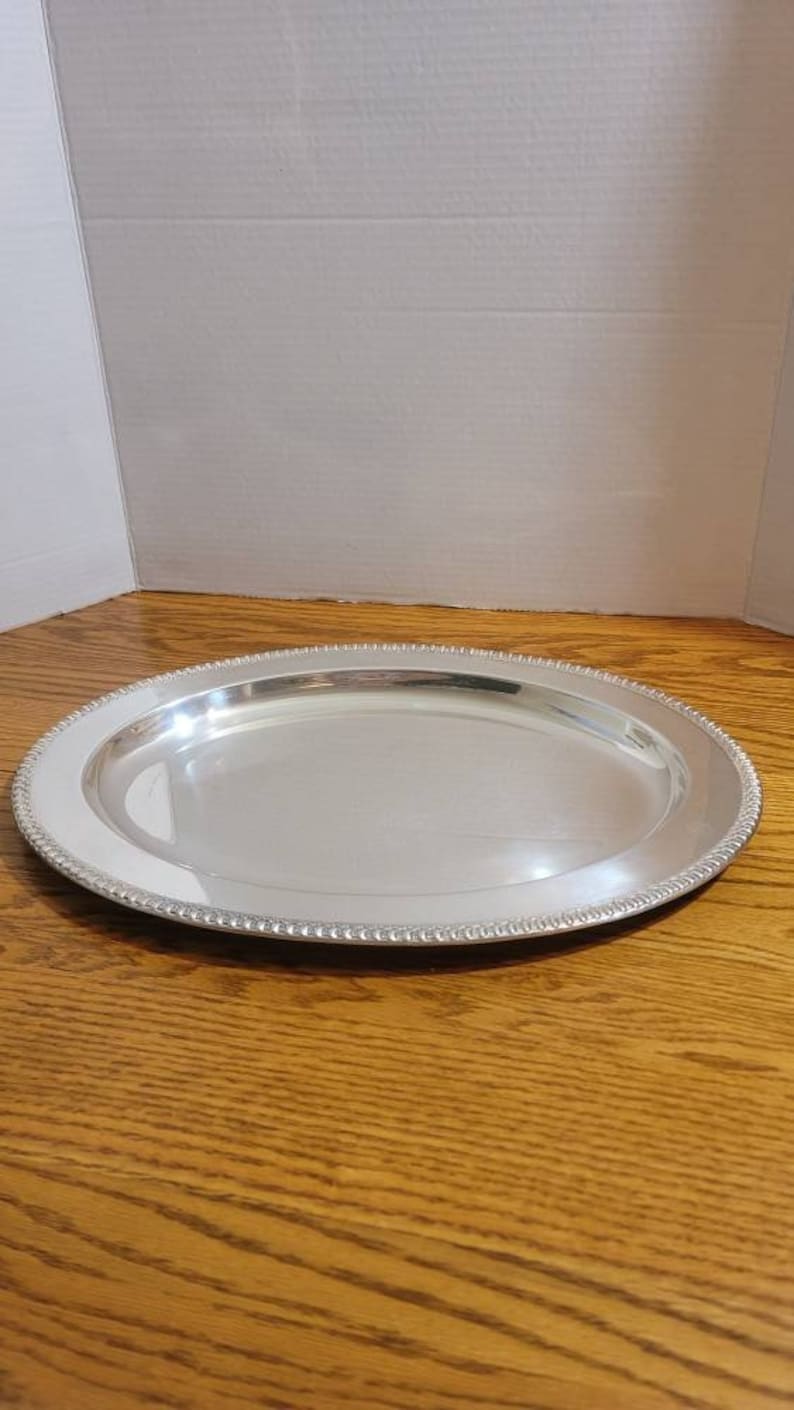 Vintage Wm Rogers International Silver Company Silverplated Round Vintage Wm Rogers International Silver Company Silverplated Round