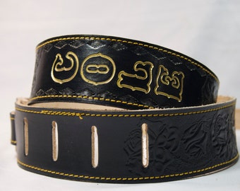 Correa de guitarra personalizada hecha a mano con rosa negra y letras doradas