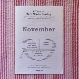 Puede incluir: Una página de un libro titulado "A Year of Zero Waste Sewing." La página es para el mes de noviembre y enumera los temas tratados: "Grading Strategies for Zero Waste" en las páginas 122-129, "Ask Lizzy" en la página 132 y "Zero Waste Stories: Cris Wood" en las páginas 130-131. El número de página es 121.