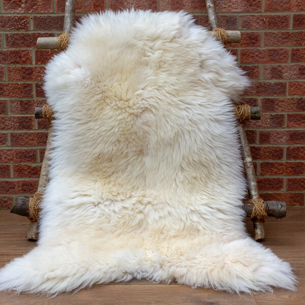 Giant Sheepskin Rug in off White colour. Single HUGE sheep pelt Super Large Fur Rug size 135-140cm / 80-85cm - Ethically Sourced