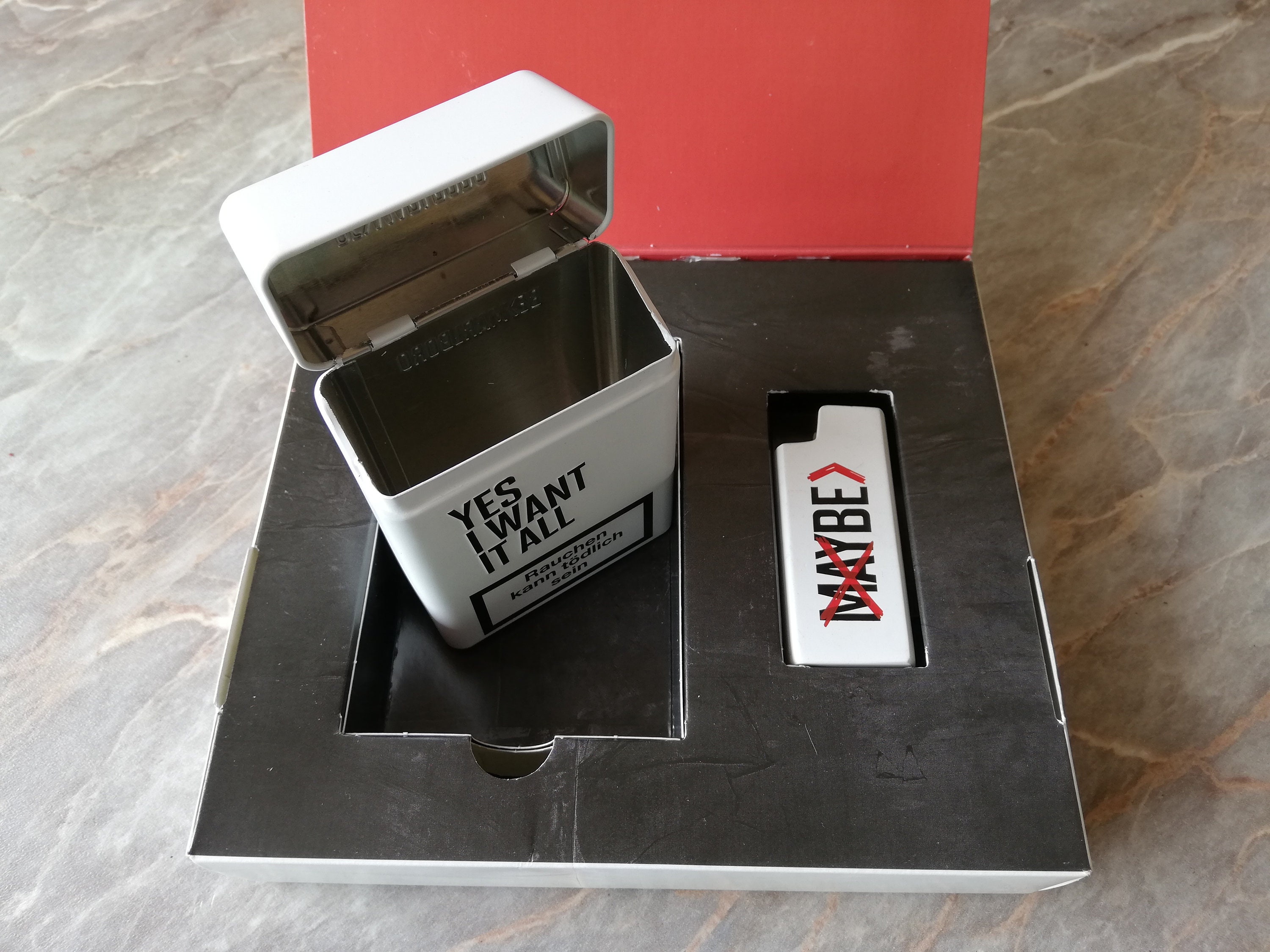 Marlboro コレクターズアイテム 専用ケース付き MARLBORO CIGARETTE TIN BOX LIMITED EDITION VIVA COLOMBIA