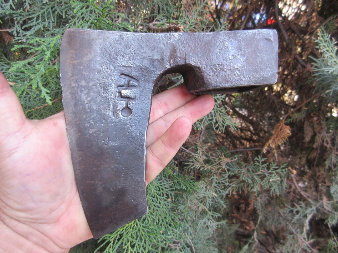 Petite Hache Ancienne – Tête Forgée Main – Style Viking Barbu – Bulgaria