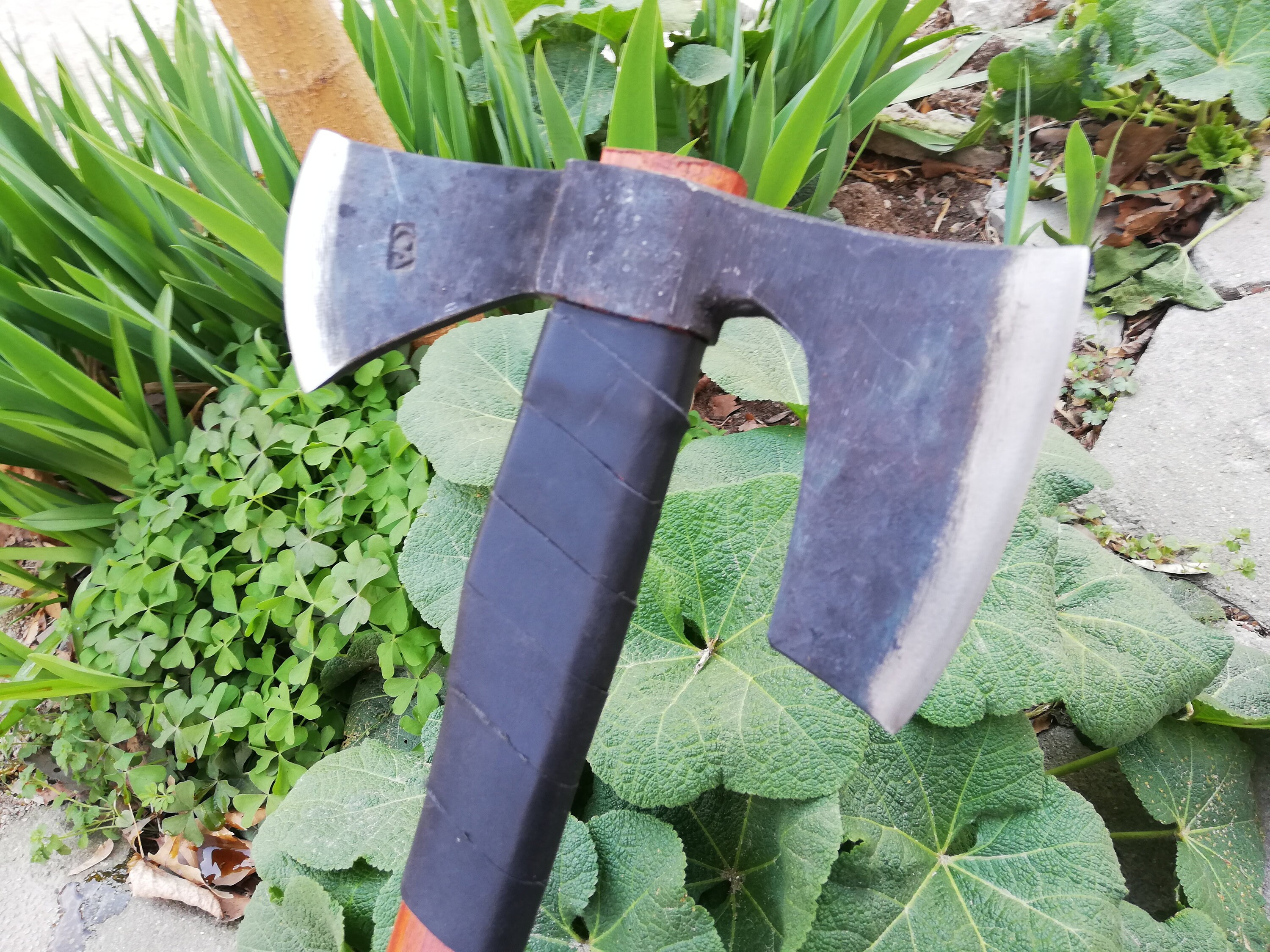 Hache Viking longue avec tête en acier au carbone ⚔️ Boutique Épées