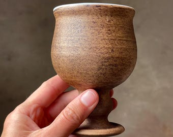Kleine keramische beker voor wijn of sterke drank, in zachte witte en aardachtige bruine tinten