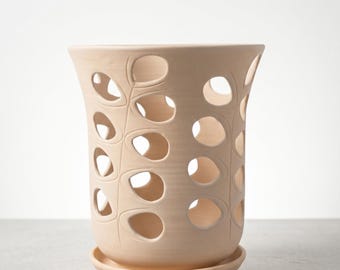 Grote beige keramische orchideeënpot met ventilatiegaten aan de zijkant, handgemaakte kleiplanter voor orchideeën