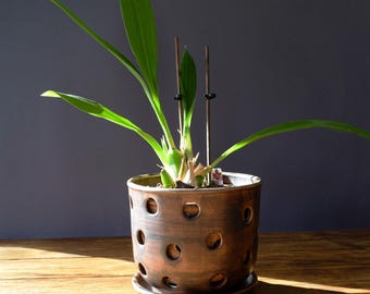 Middelbruine keramische orchideepot – 1700 ml (57,5 oz) met wortelopeningen