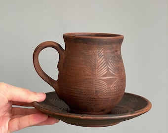 Set van ongeglazuurde keramische mok en schotel, handgesneden botanisch ontwerp met varenblad