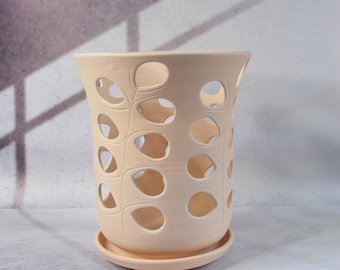 Grote beige keramische orchideeënpot met ventilatiegaten aan de zijkant, handgemaakte kleiplanter voor orchideeën