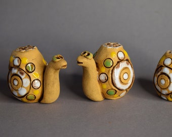 Ceramic Miniature: Tiny Pottery Snail 3,5 cm / 1.4 inch - Miniature Fairy Garden Accessories - Stoneware Miniature - Dollhouse Miniatures