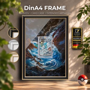 Könnte beinhalten: Ein DinA4-Rahmen mit Kartenhülle und erweitertem Bild einer blauen Kreatur in einem stürmischen Ozean. Der Rahmen ist schwarz mit Goldrand. Text: DinA4 FRAME, RAHMEN + CARD CASE + EXTENDED ARTWORK und CARDS IN FRAME DESIGNED IN GERMANY.