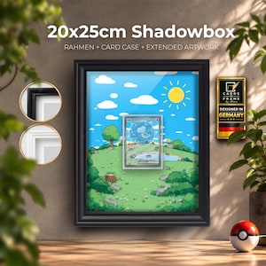 Könnte beinhalten: Ein 20x25cm großer schwarzer Schattenfugenrahmen mit einer Sammelkarte in einer Schutzhülle vor einem erweiterten Hintergrundbild einer Wiesenlandschaft mit blauem Himmel, Sonne und Bäumen. Enthält den Text 20x25cm Shadowbox.